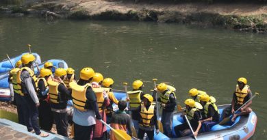 Pelajar mengikuti trip pelestarian sungai Ciliwung. (foto Andri Mufid)