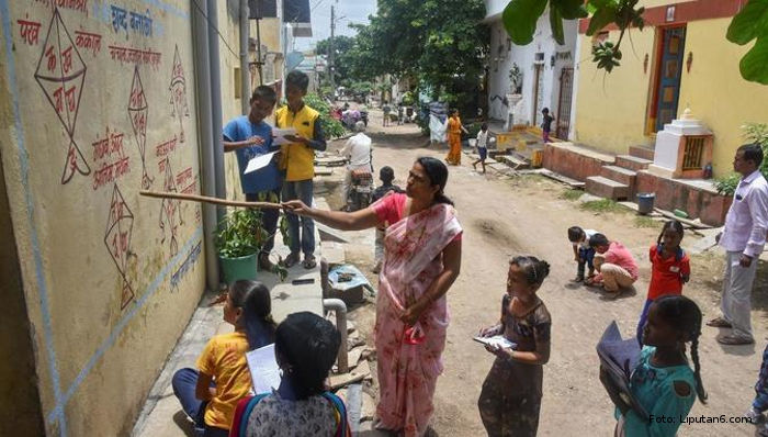 Di India, Sekolah Gunakan Tembok Sebagai Media Belajar Selama Pandemi